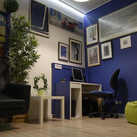 Gracia City Hostel Barcelona Luaran gambar The library