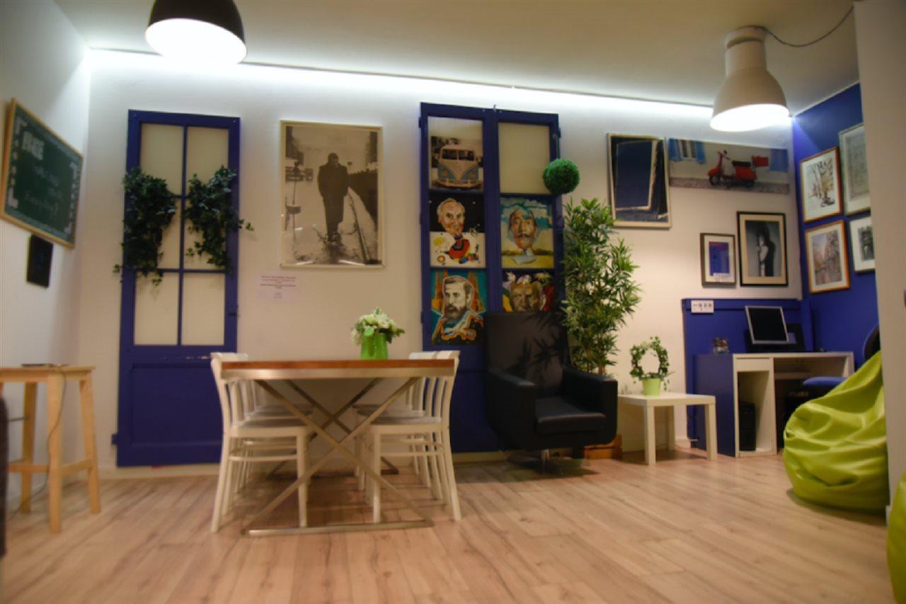 Gracia City Hostel Barcelona Luaran gambar The library