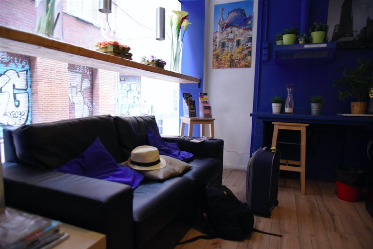 Gracia City Hostel Barcelona Luaran gambar The interior of a typical micro apartment in Paris