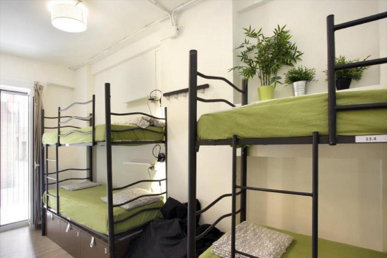 Gracia City Hostel Barcelona Luaran gambar A typical capsule hotel room