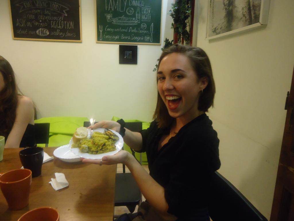 Gracia City Hostel Barcelona Luaran gambar A woman holding a plate of food