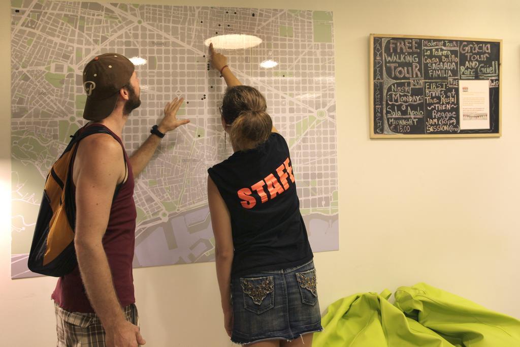 Gracia City Hostel Barcelona Luaran gambar Hostel staff helping a guest with a map