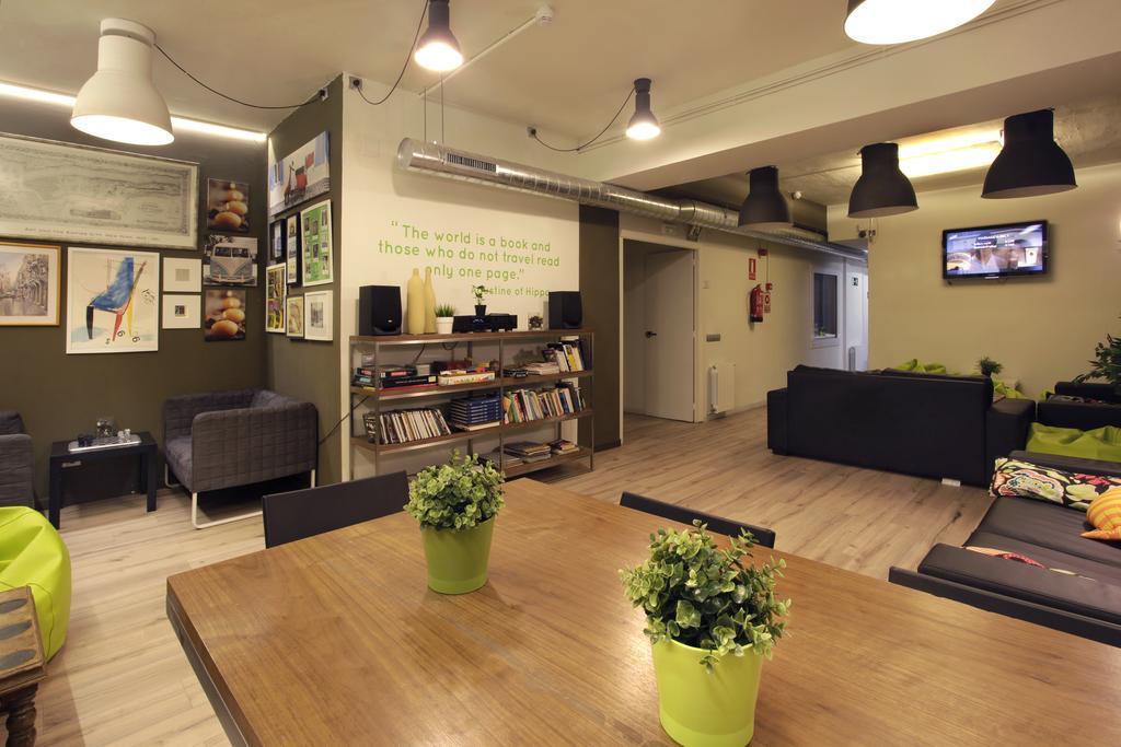 Gracia City Hostel Barcelona Luaran gambar The library