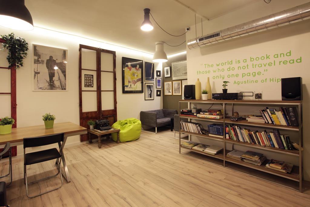 Gracia City Hostel Barcelona Luaran gambar Library