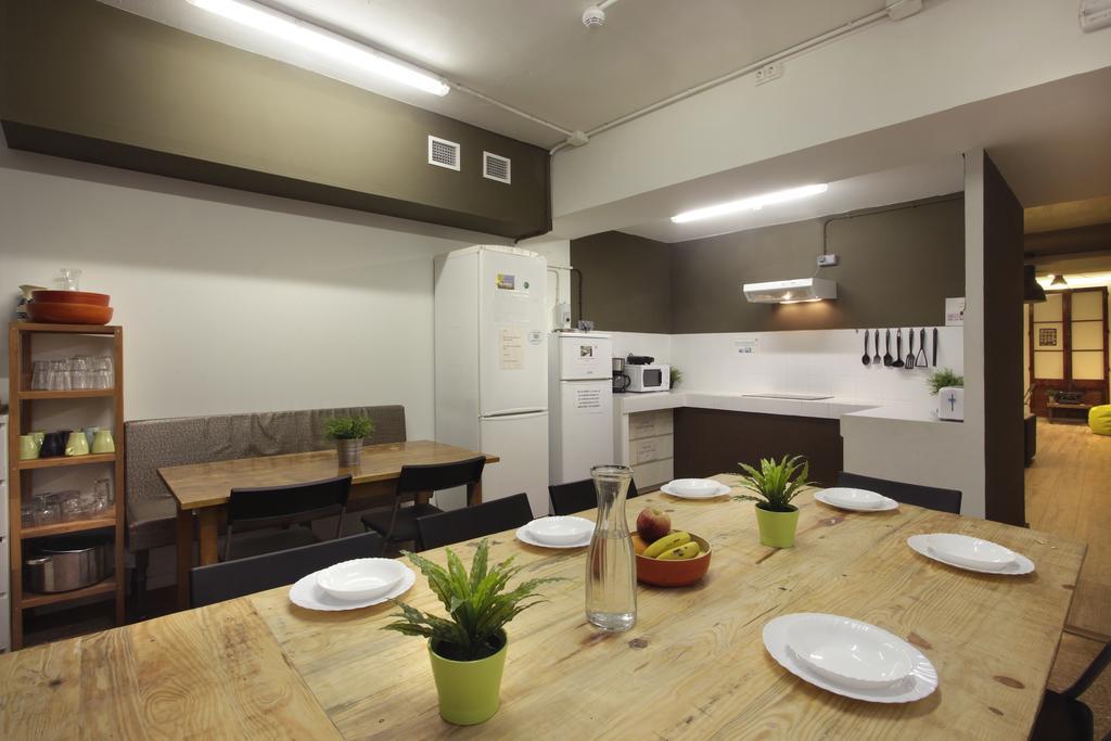 Gracia City Hostel Barcelona Luaran gambar The kitchen in a typical apartment