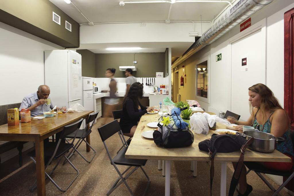 Gracia City Hostel Barcelona Luaran gambar The kitchen at the hostel