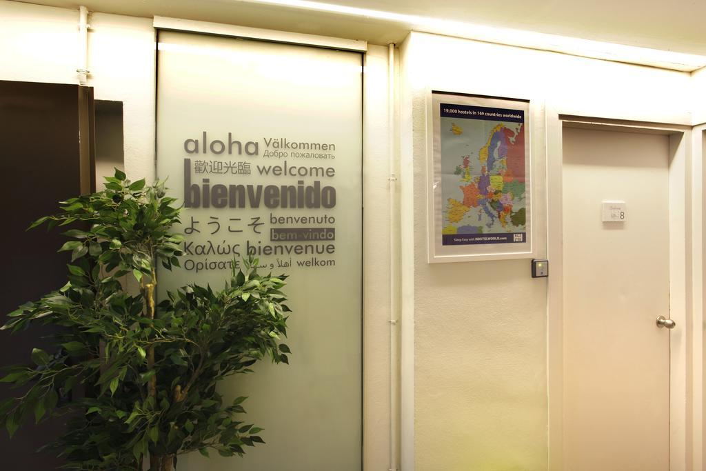 Gracia City Hostel Barcelona Luaran gambar Aloha written in several languages at the entrance of a hotel in Geneva