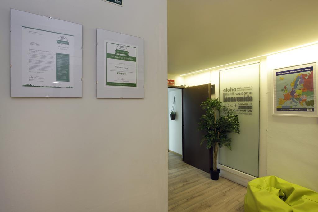 Gracia City Hostel Barcelona Luaran gambar The reception area of the clinic