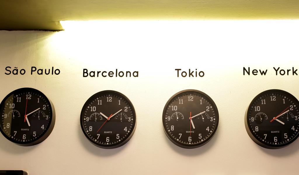 Gracia City Hostel Barcelona Luaran gambar Clocks showing the time in São Paulo, Barcelona, Tokyo and New York