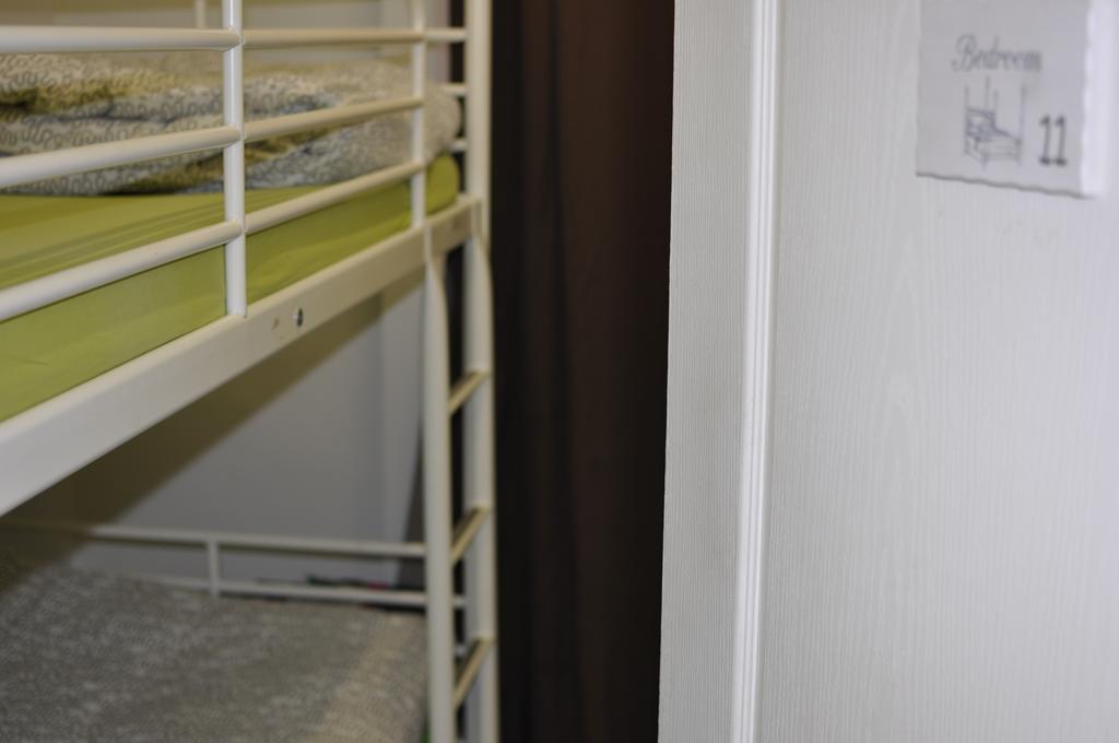Gracia City Hostel Barcelona Luaran gambar A typical cell at the prison