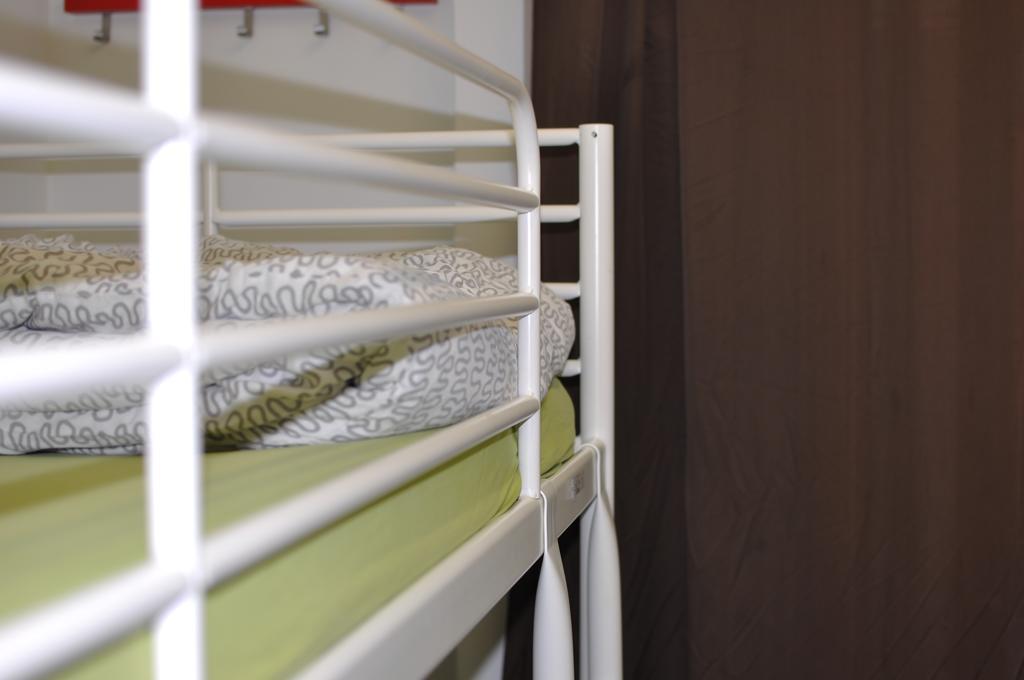 Gracia City Hostel Barcelona Luaran gambar A cot