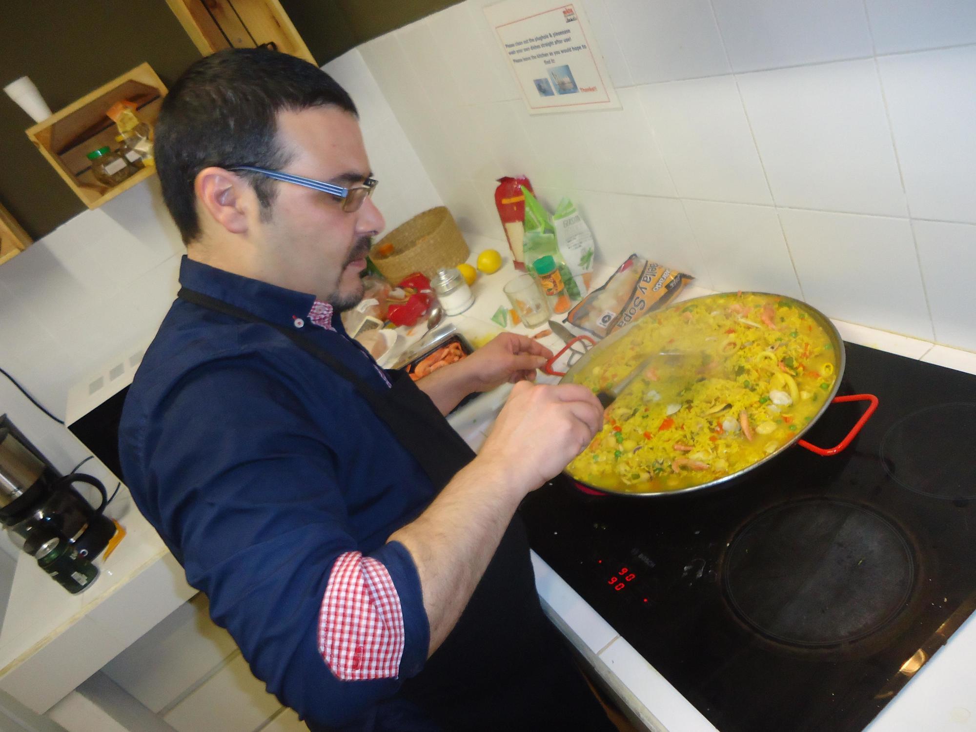 Gracia City Hostel Barcelona Luaran gambar A paella being stirred