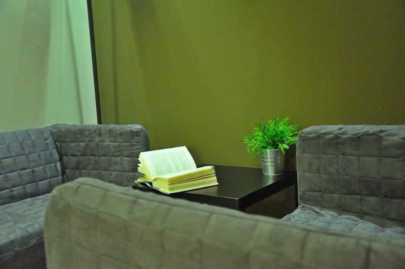 Gracia City Hostel Barcelona Luaran gambar A room at the library