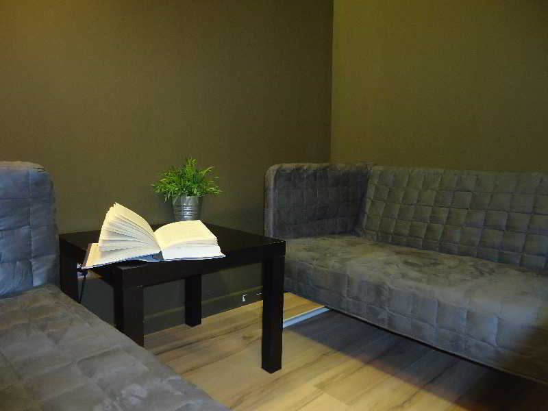 Gracia City Hostel Barcelona Luaran gambar A room at the library