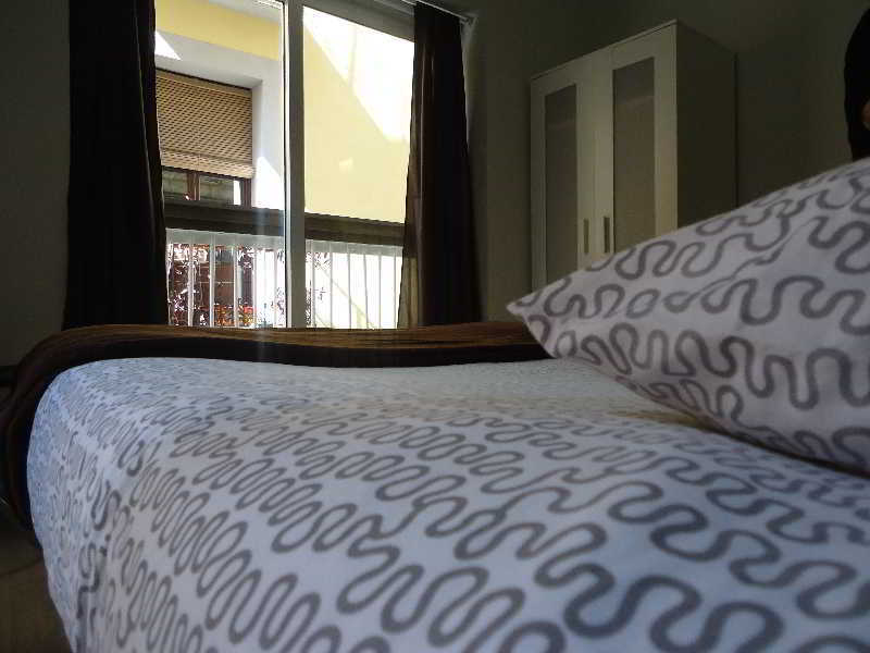Gracia City Hostel Barcelona Luaran gambar A bed
