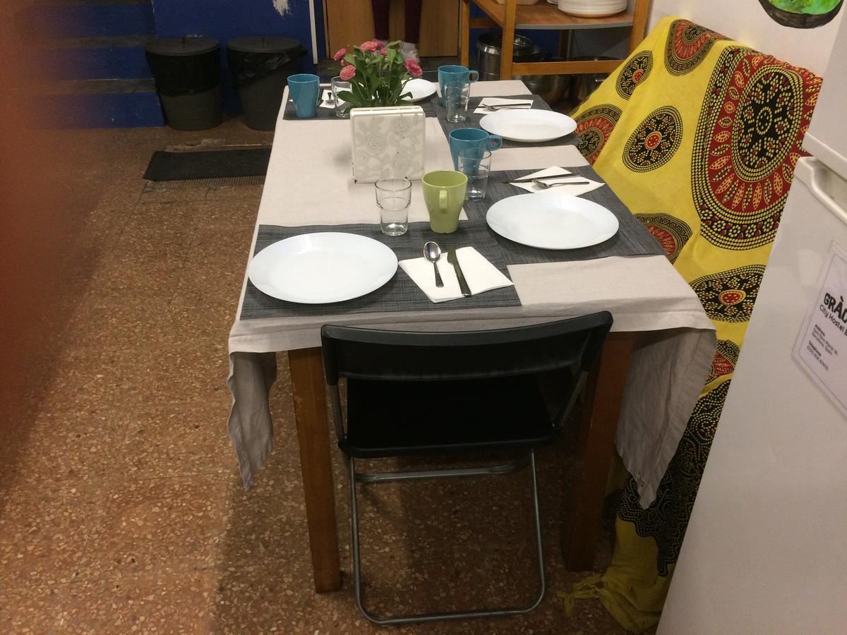 Gracia City Hostel Barcelona Luaran gambar A table set for a meal