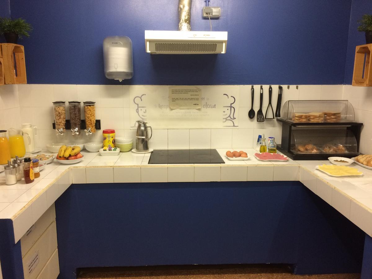 Gracia City Hostel Barcelona Luaran gambar A typical kitchen at a hostel