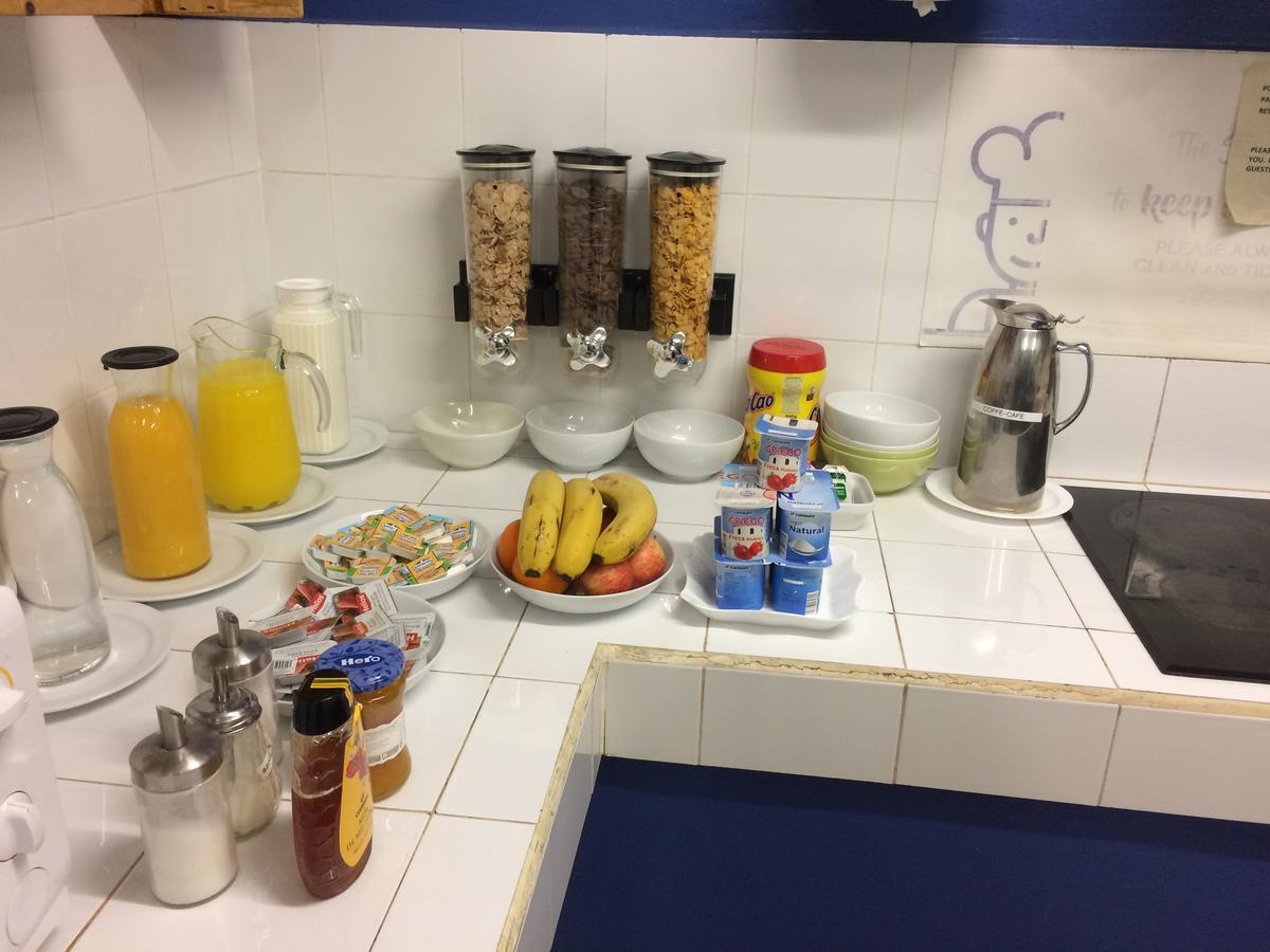 Gracia City Hostel Barcelona Luaran gambar A typical breakfast buffet