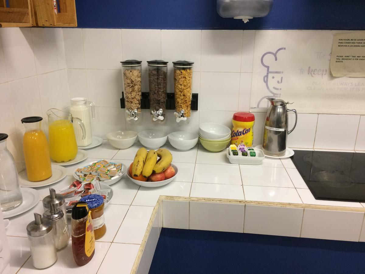 Gracia City Hostel Barcelona Luaran gambar A typical breakfast buffet