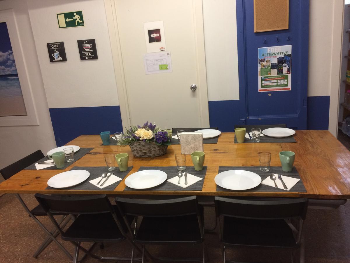 Gracia City Hostel Barcelona Luaran gambar The dining room at the hostel