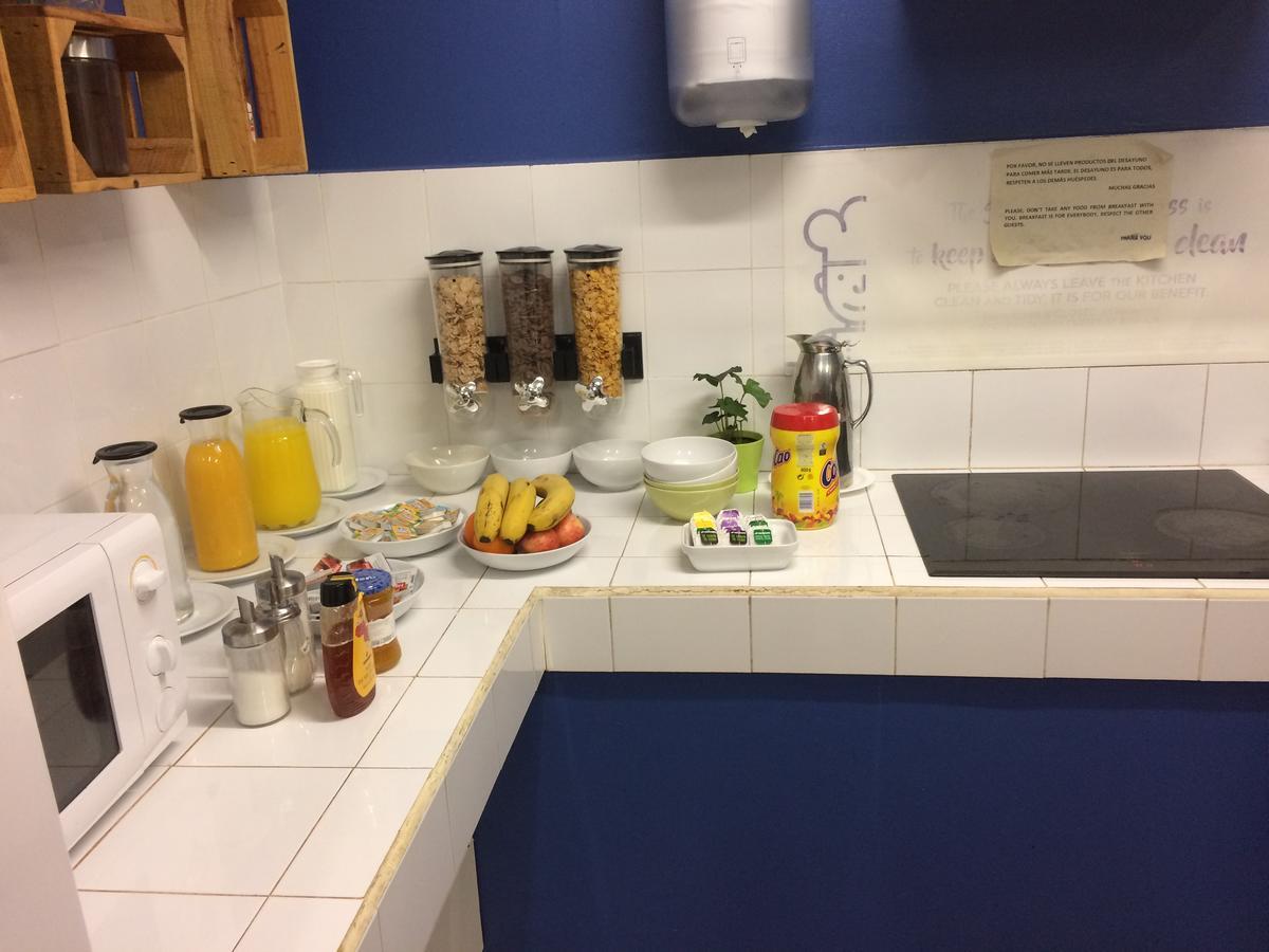Gracia City Hostel Barcelona Luaran gambar A typical breakfast buffet at a hotel