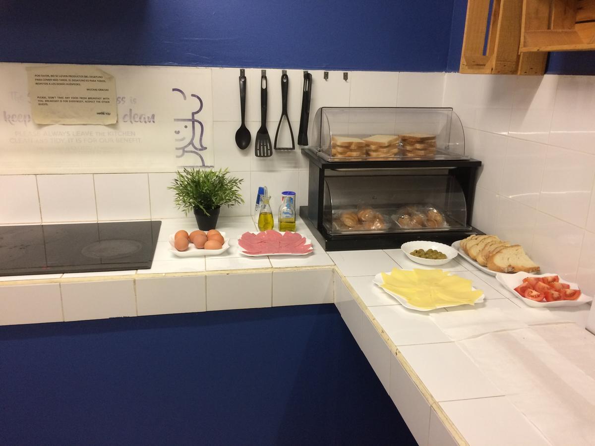 Gracia City Hostel Barcelona Luaran gambar A typical kitchen at a hostel