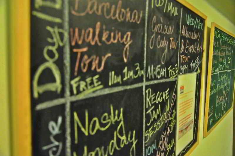 Gracia City Hostel Barcelona Luaran gambar A blackboard at the hostel