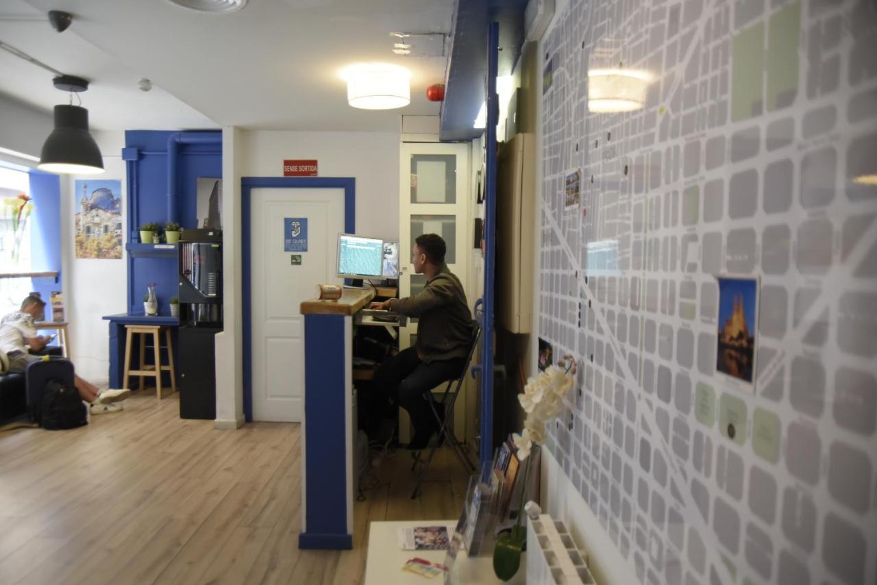 Gracia City Hostel Barcelona Luaran gambar The reception area of the hostel