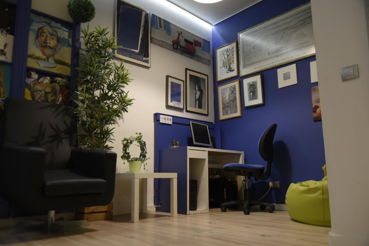 Gracia City Hostel Barcelona Luaran gambar The library