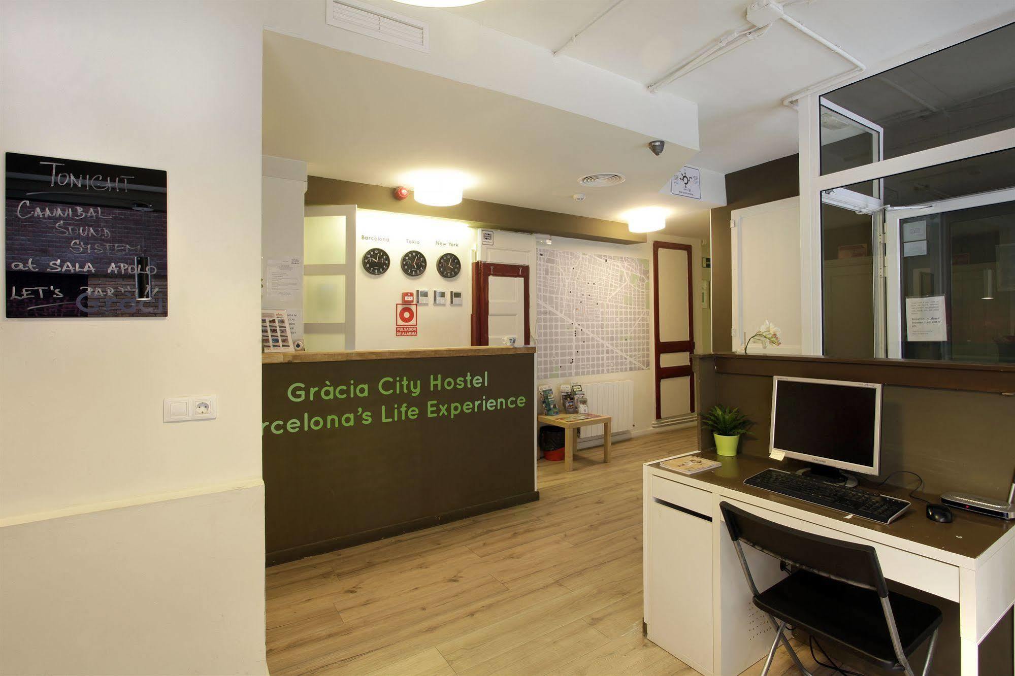 Gracia City Hostel Barcelona Luaran gambar Reception area
