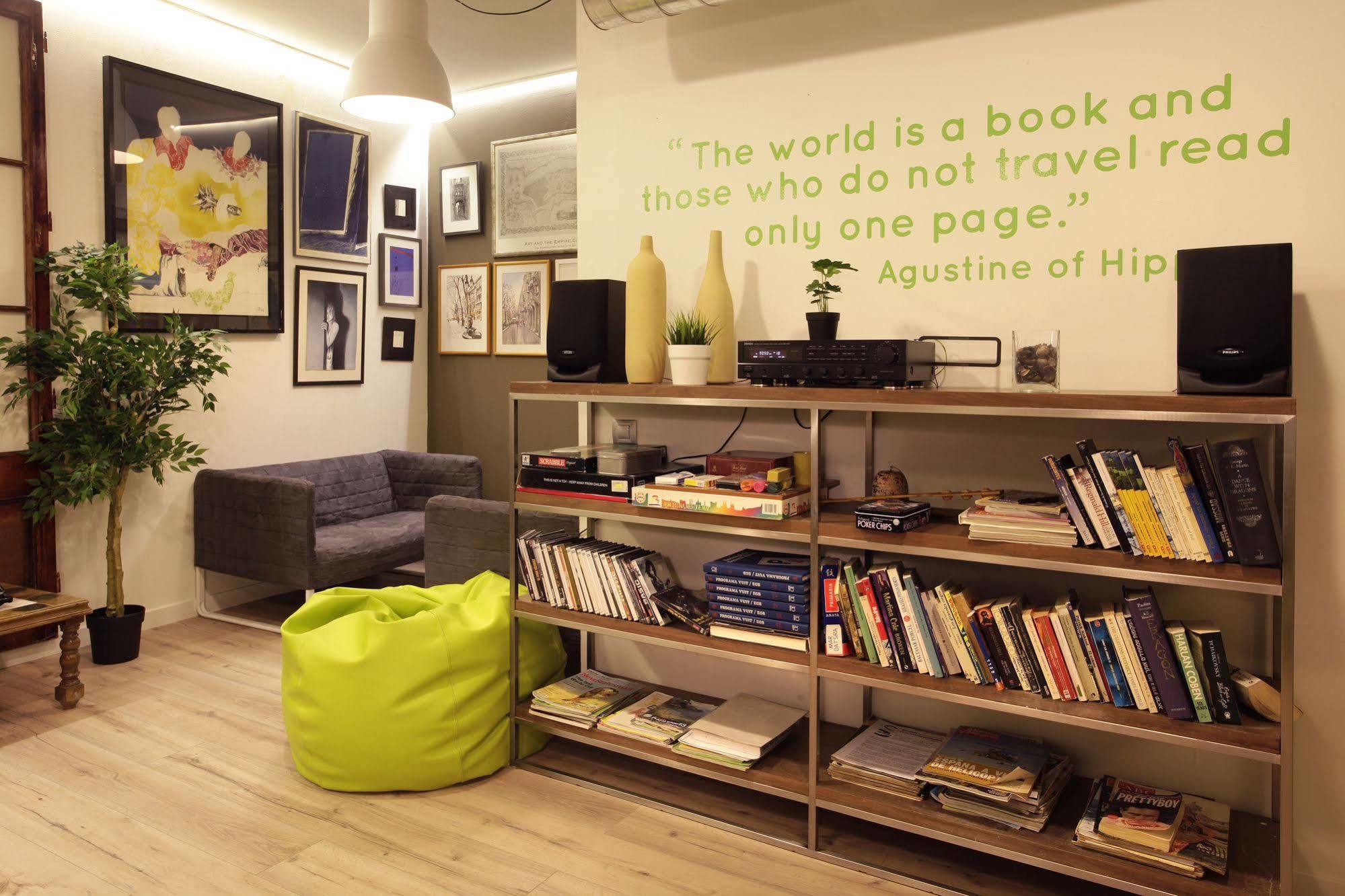 Gracia City Hostel Barcelona Luaran gambar Library