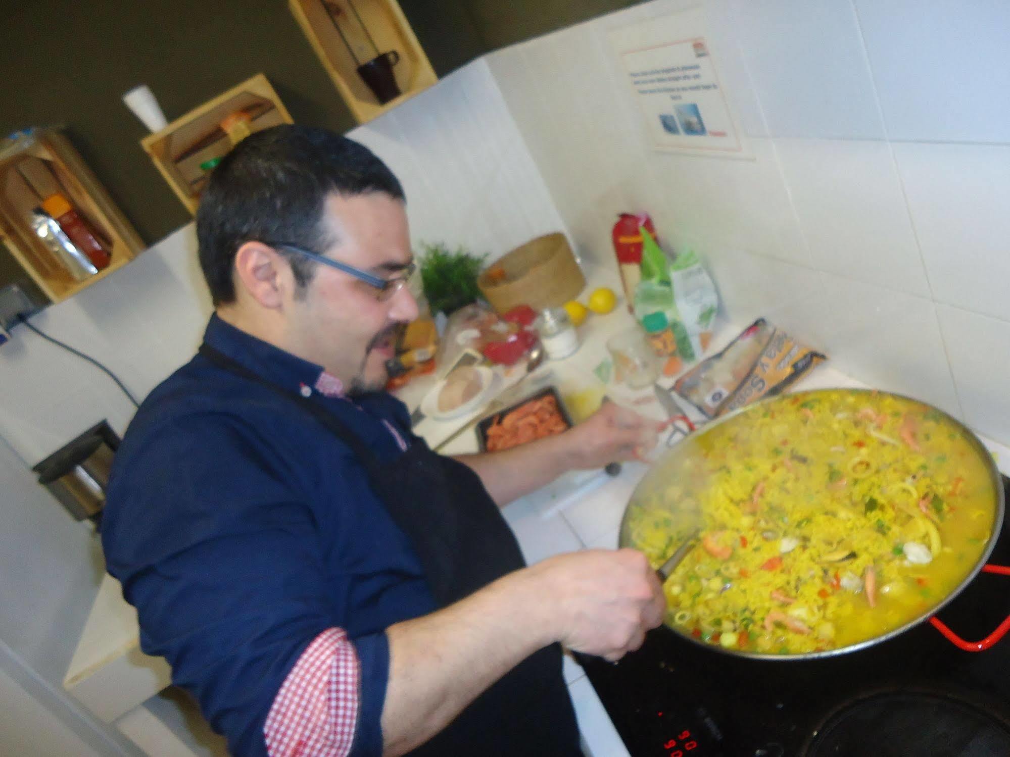 Gracia City Hostel Barcelona Luaran gambar A paella being cooked