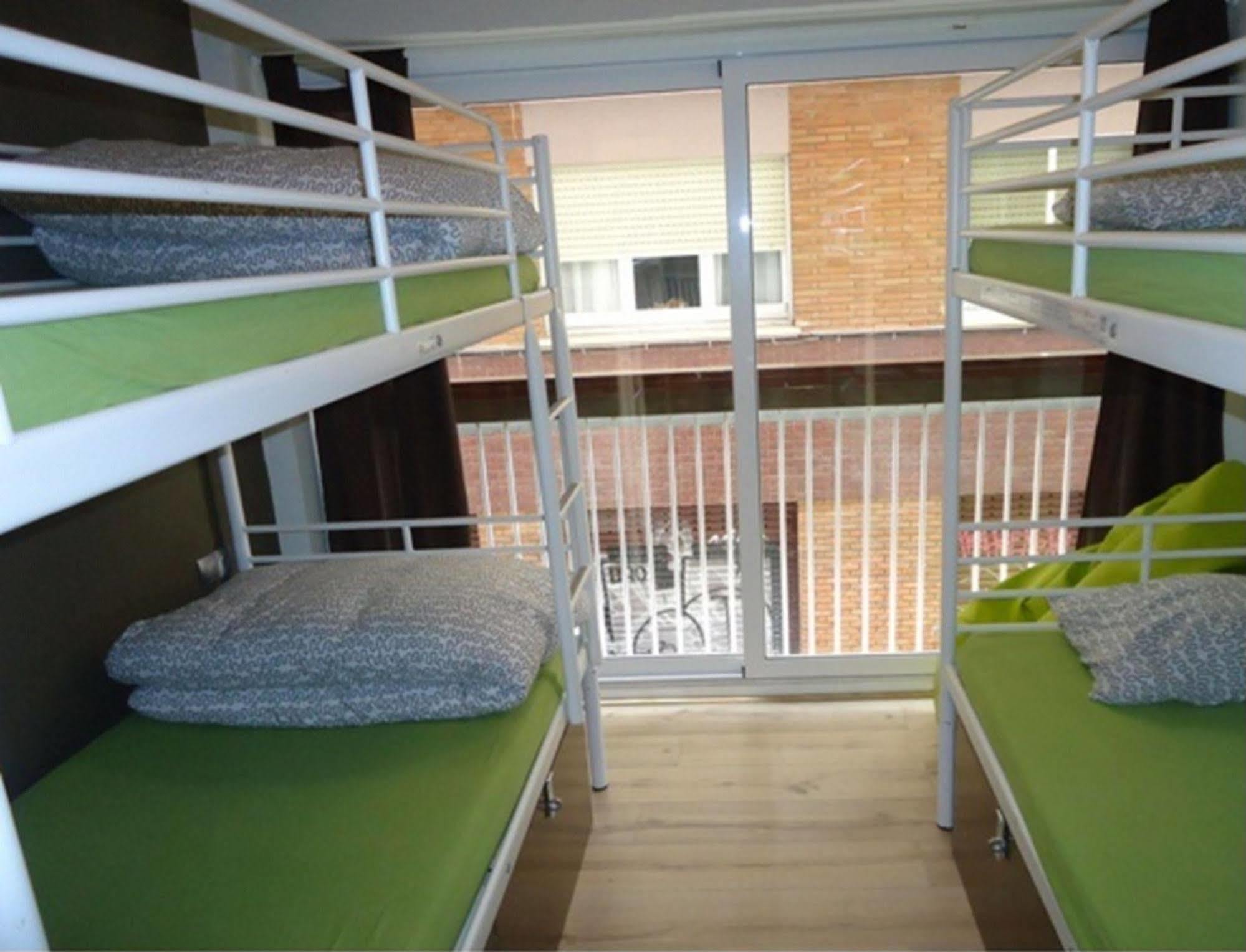Gracia City Hostel Barcelona Luaran gambar A bunk room at the hotel