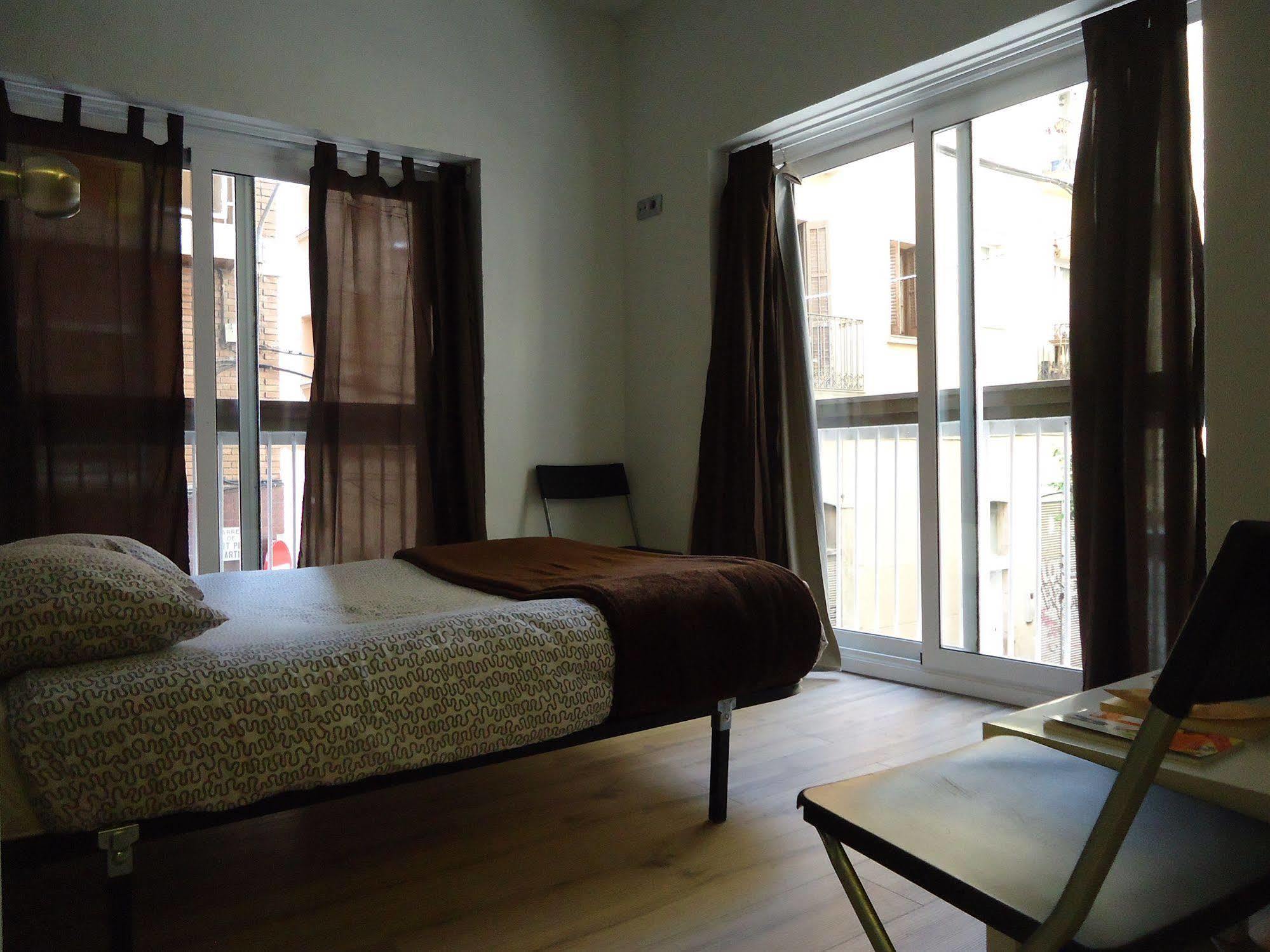 Gracia City Hostel Barcelona Luaran gambar A bedroom in a typical apartment