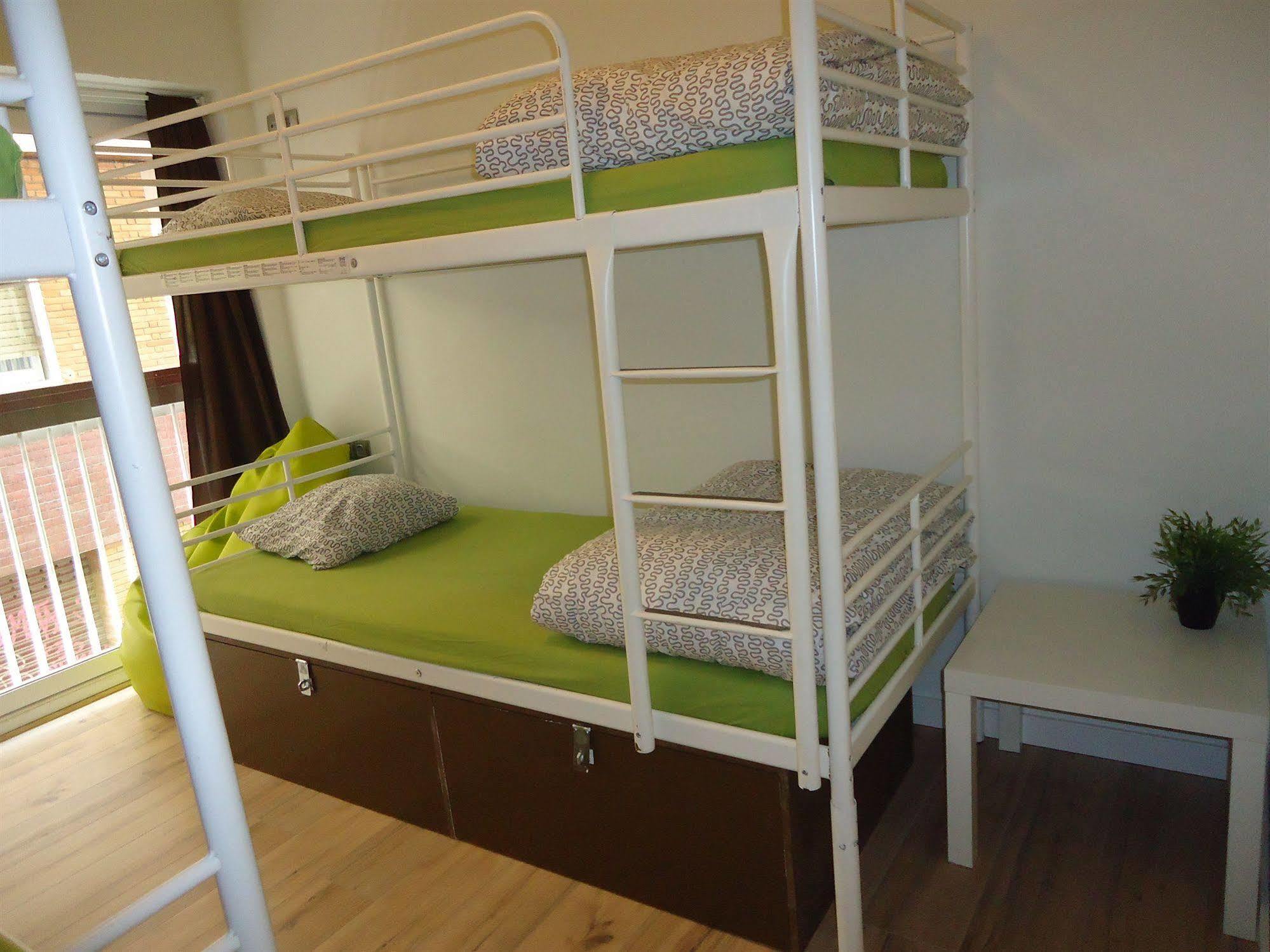 Gracia City Hostel Barcelona Luaran gambar A bunk bed