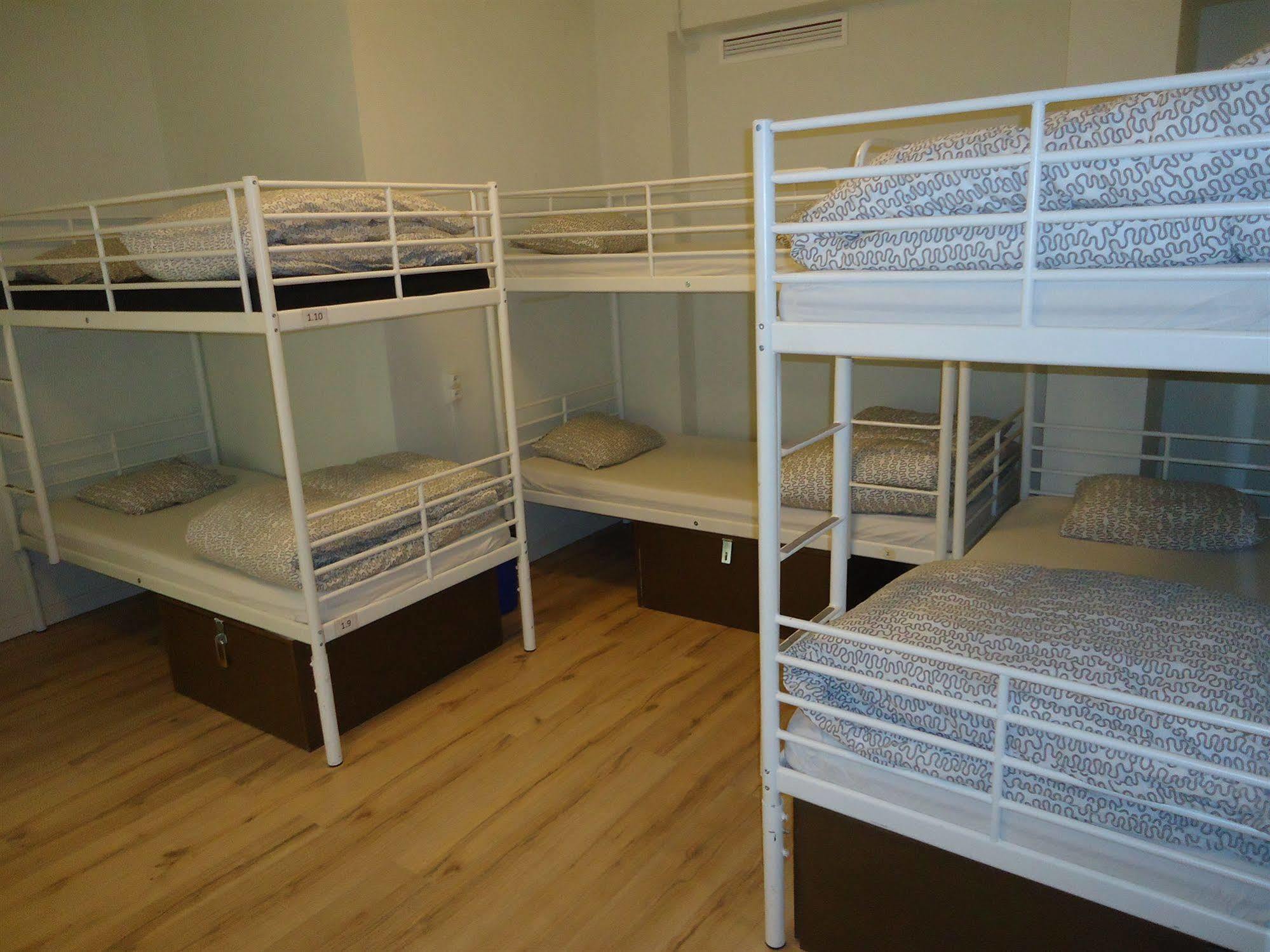 Gracia City Hostel Barcelona Luaran gambar A typical hostel room