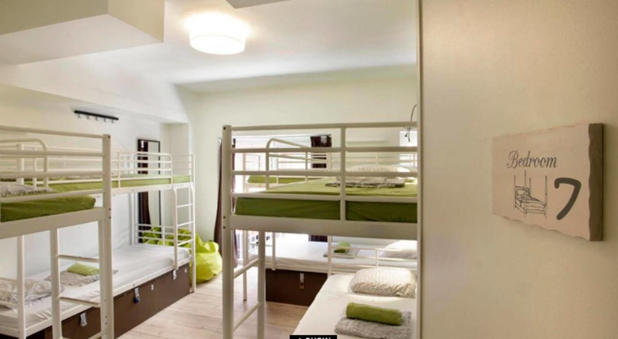 Gracia City Hostel Barcelona Luaran gambar Hostel room in Barcelona, Spain