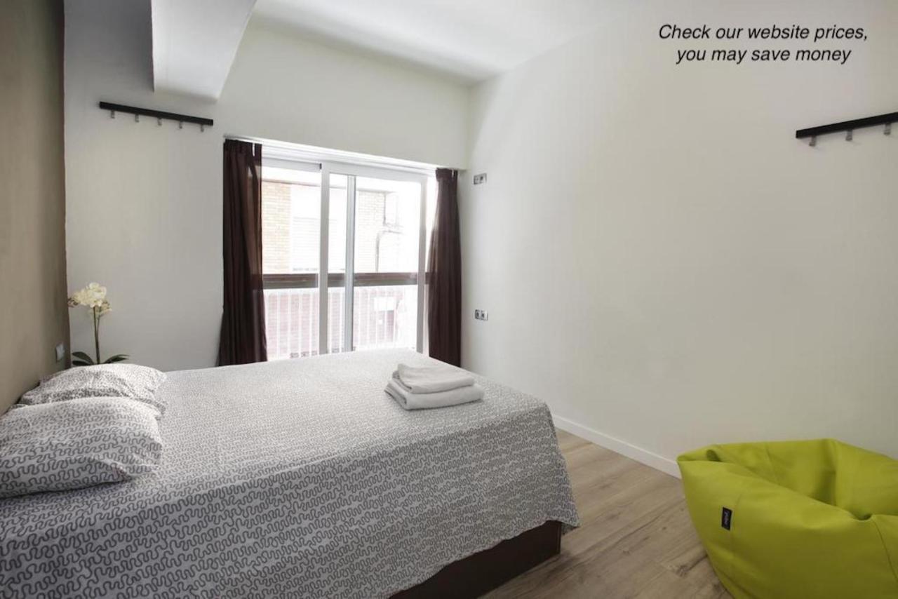 Gracia City Hostel Barcelona Luaran gambar A bedroom at the hotel