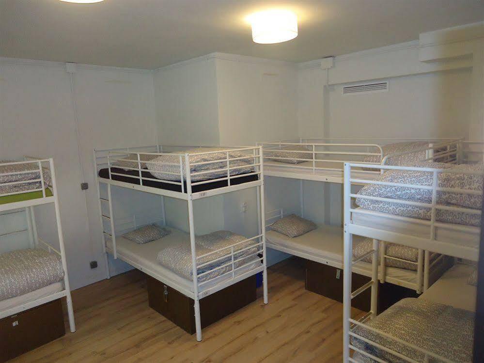 Gracia City Hostel Barcelona Luaran gambar A typical dormitory room